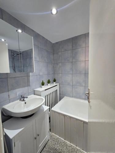 Paddington Apartments by Tube Near Hyde Park & LHR, Londra (foto 9)