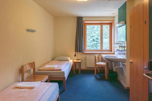 room detail thumbnail 2