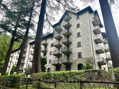 Vista exterior, Appartamento Elegante con Servizi in oasi verde in Chiesa In Valmalenco