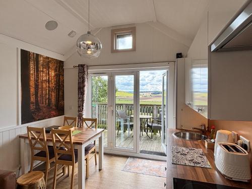 ระเบียง/ชานเรือน, Fox Lodge with Hot Tub in นิวโบ่