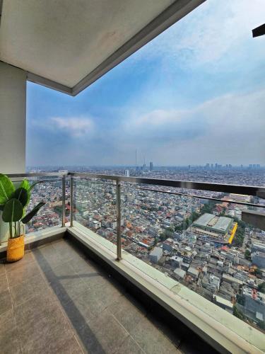 Amethyst By SanLiving - 3BR & 1 Maid Room - Central Park Mall, Jakarta (photo 5)