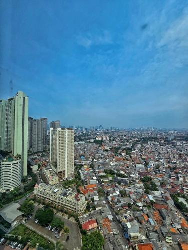 Amethyst By SanLiving - 3BR & 1 Maid Room - Central Park Mall, Jakarta (photo 7)