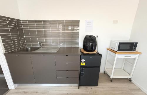 Self contained guest house Gold Coast - sleeps max 4 in Varsity Lakes