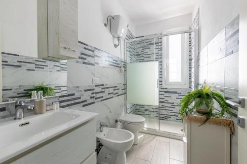 Bathroom, GuestHost - Bike Lane Apt between Pisa and the Sea in Pisa