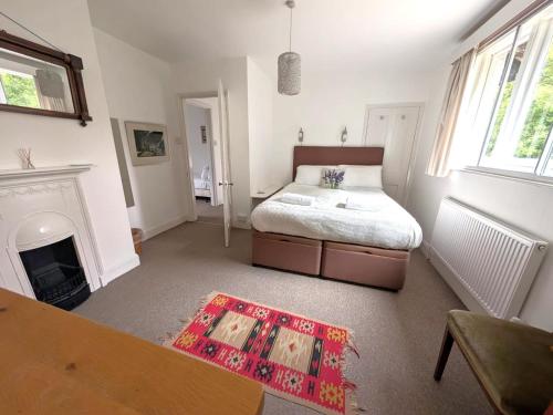 화장실, Cosy Cottage with Large Garden I Semi Rural Retreat! Nearby Countryside, Beaches & Goodwood - Chiche in 이스트본