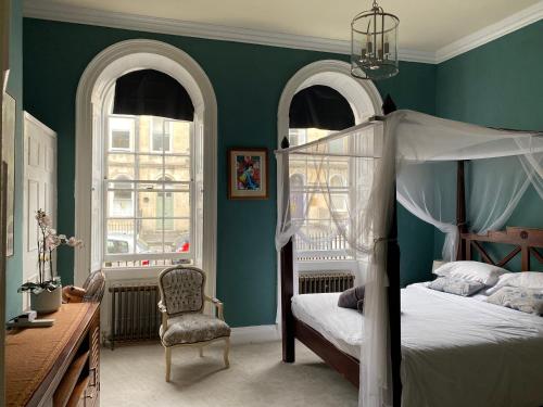The Pickwick - 2 bedroom, 2 storey house with courtyard garden, just off Pulteney Street, Bath