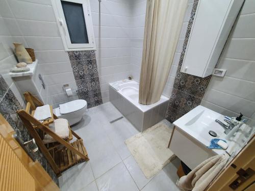 Fürdőszoba, Cozy apartment by the cost in Chatt Mariem