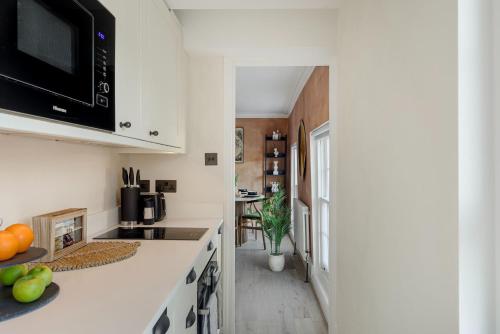 Kings Cross - Modern 2 Bedroom Apartments - image 2
