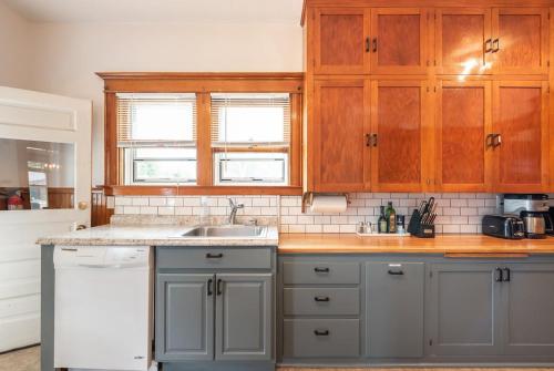 Historic Charm Meets Modern Comfort - Downtown COS
