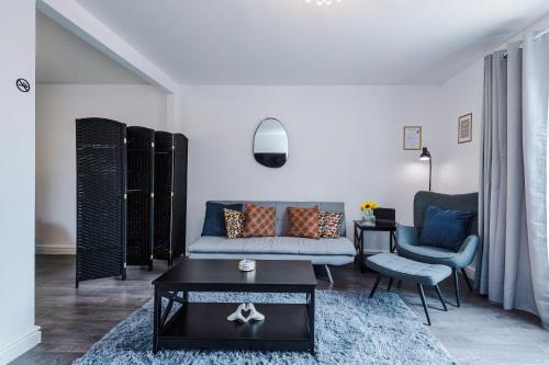 3BR Salford Home Sleeps 7 Kitchen Parking, Manchester