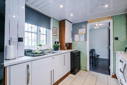 3BR Salford Home Sleeps 7 Kitchen Parking, Manchester (fotografie 10)