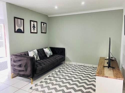 500m from Rosebank Mall - Cottage on Bath