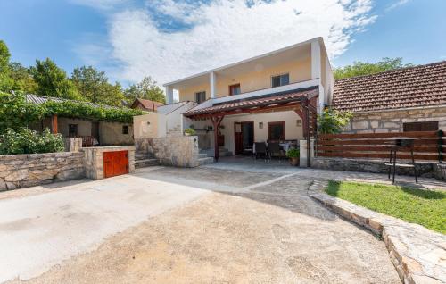 2 Bedroom Stunning Home In Medvida