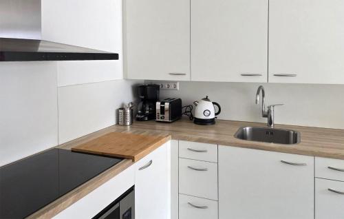 Konyha, 1 Bedroom Lovely Home In Heiloo in Vennewater