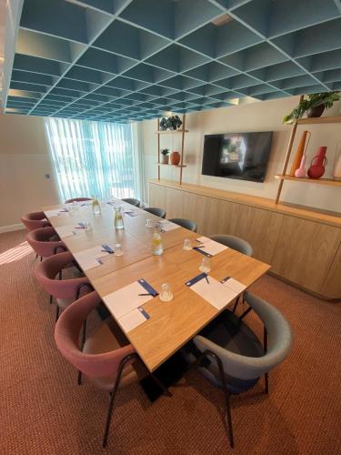 Holiday Inn Express Windsor an IHG Hotel - image 25