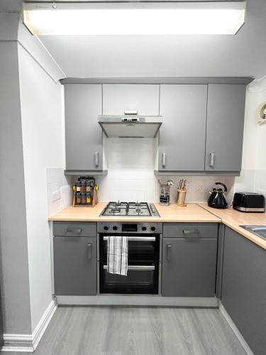 ห้องครัว, Apartment I Sleeps 4 I Wi-Fi I Parking I Rail Links I Newmarket in นิวมาร์เก็ต