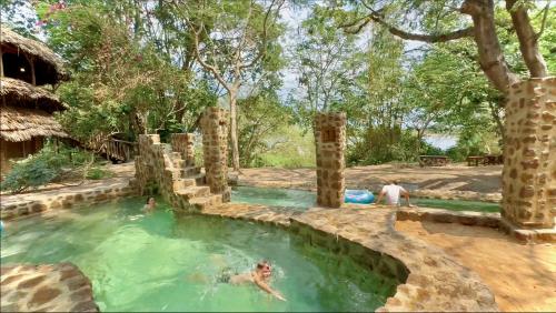 Peldbaseins, Baker Safari Company in Kwangwazi