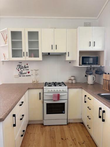 Konyha, Sunflower Homes Green and Cozy in Modbury