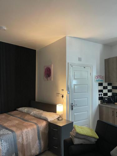 Self-Contained Studio with kitchen & bathroom - Warm Welcome Inn , Stirchley, Birmingham (foto 7)