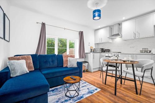 Comfortable 2 Bed Apt, Sleeps 8, Parking, Great for Contractors, Families and Leisure Stays, West Mi in Droitwich