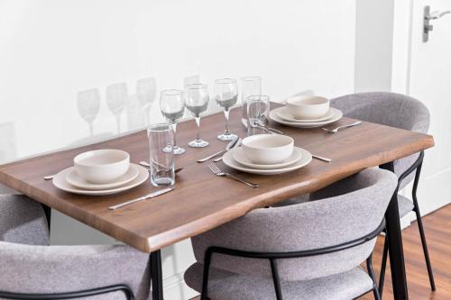 Comfortable 2 Bed Apt, Sleeps 8, Parking, Great for Contractors, Families and Leisure Stays, West Mi in Droitwich