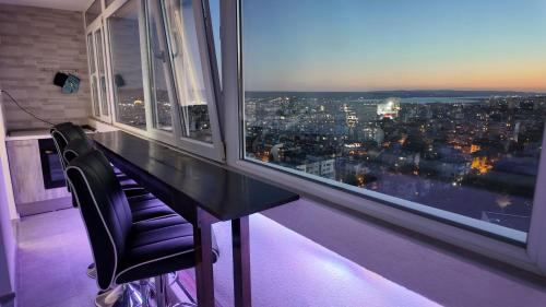 Viewtopia - Where Varna Glows Beneath Your Feet by Flat Mаnаger – khách sạn tại Levski