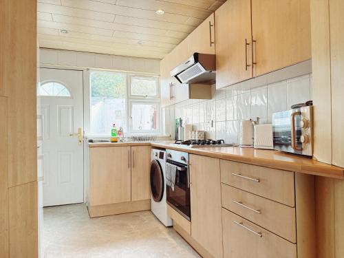 71 négyzetméteres, 3 hálószobás Ház 1 fürdőszobával Haydock területén (Bee Stays - Cooper House) in Haydock