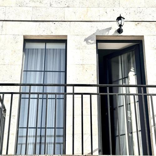 Bee Planet Garni in Garni