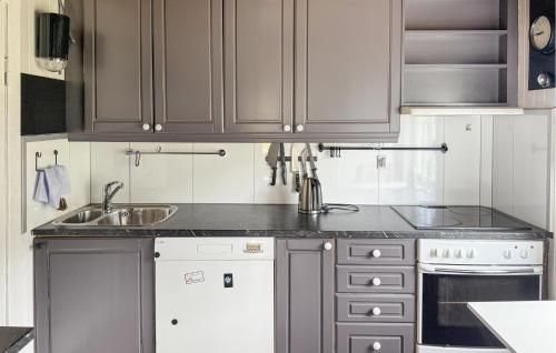 virtuve, Pet Friendly Home In Korssund With Wifi in Korssund