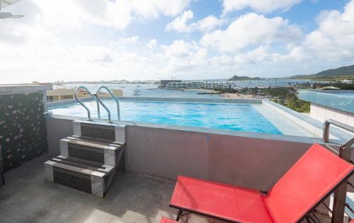 4 Bedroom Beachfront Condo with Private Pool D21 in ケイ ベイ