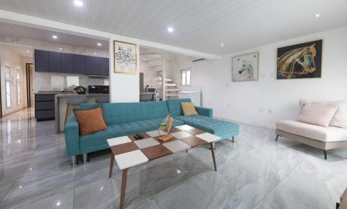 4 Bedroom Beachfront Condo with Private Pool D21 in ケイ ベイ