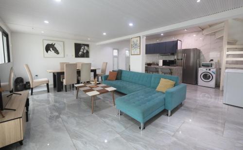 4 Bedroom Beachfront Condo with Private Pool D21 in ケイ ベイ