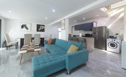 4 Bedroom Beachfront Condo with Private Pool D21 in ケイ ベイ