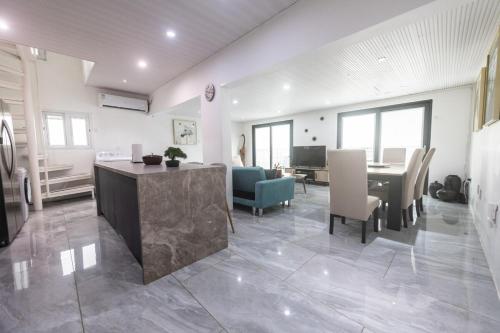 4 Bedroom Beachfront Condo with Private Pool D21 in ケイ ベイ