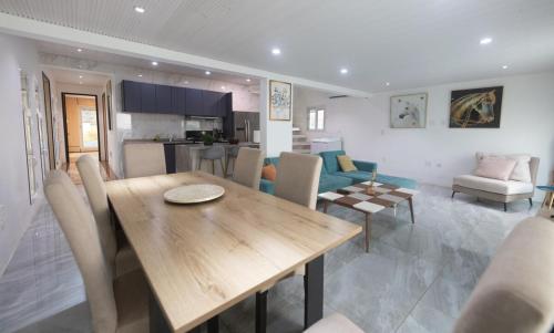 4 Bedroom Beachfront Condo with Private Pool D21 in ケイ ベイ