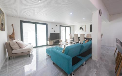 4 Bedroom Beachfront Condo with Private Pool D21 in ケイ ベイ