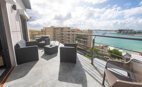 4 Bedroom Beachfront Condo with Private Pool D21 in ケイ ベイ