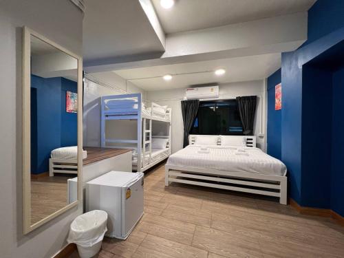 room detail thumbnail 1