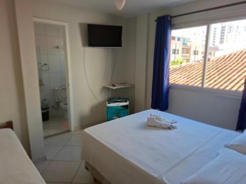 1 double bed, 1 twin bed