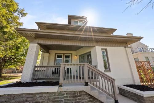 Close to OSU Rooftop Patio Grill & Outdoor TV in คลินตันวิลล์