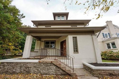 Close to OSU Rooftop Patio Grill & Outdoor TV in คลินตันวิลล์