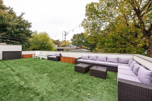 Close to OSU Rooftop Patio Grill & Outdoor TV in คลินตันวิลล์