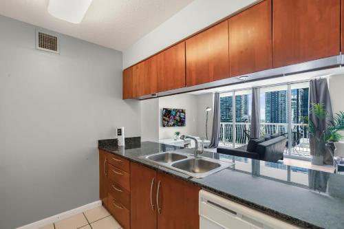 We Host - Amazing 2 Br Condo At Brickell With Pool in Miami, USA