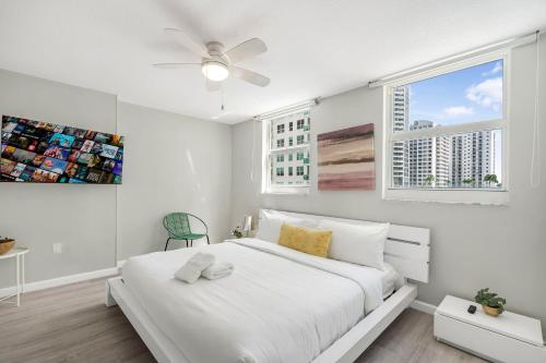 We Host - Amazing 2 Br Condo At Brickell With Pool in Miami, USA