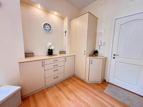 Elegant and bright flat in a quiet area, Riga (foto 8)