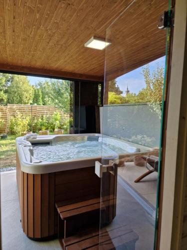 Bañera de hidromasaje, The Secret Garden – Keszthely in Keszthely