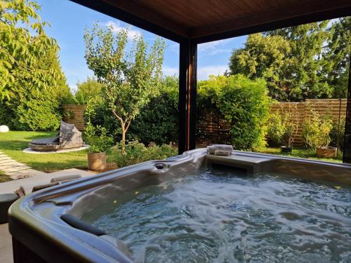 Bañera de hidromasaje, The Secret Garden – Keszthely in Keszthely