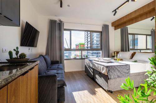 Modern, fully equipped, and well-lit with AC and gym, São Paulo