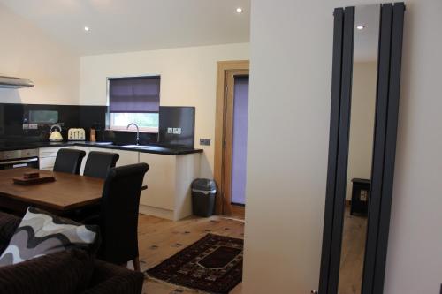 кухня, Loch Ness Highland Cottages with partial Loch View in Інверморістон