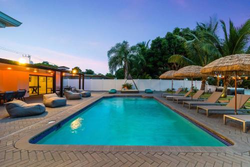 Lakefront Villa Tropical Backy